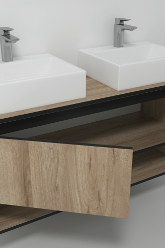 <p>
	Pack compuesto por mueble de baño realizado en material laminado, formado por dos puertas y un espacio decorativo inferior, cantos en negro. Bisagras con cierre softclosing testadas a 80.000 ciclos regulables en los tres ejes. Colgadores a pared capaces de soportar hasta 30 Kg por colgador. Cantos realizados en PVC de 1mm. Incluye dos lavabos sobreencimera y foco iluminación LED. Fabricado en España</p>
