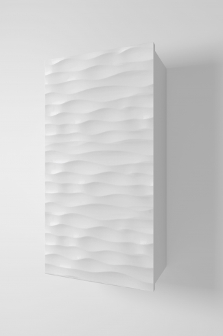 <p>
	Complemento de baño de 35x70 realizado en material DM con puerta mecanizada con relieve y acabado lacado alto brillo pulido. Incluye una estantería interior. Bisagras con cierre softclosing testadas a 80.000 ciclos regulables en los tres ejes. Colgadores a pared capaces de soportar hasta 30 Kg por colgador. Cantos realizados en PVC de 1 mm. Fabricado en España.Made in Spain</p>
