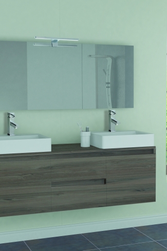 <p>
	Pack formado por mueble de 120 cm realizado en tablero de partículas laminado de 19 mm. Dos cajones y dos puertas de gran capacidad. Cajones y puertas con cierre soft-closing. Tirador integrado en el mueble. Lavabos cerámico sobreencimera de color blanco y  espejo liso de dimensiones 120x75cm con iluminación LED IP44-4,8W con driver interno y de color cromado. Fabricado en España.</p>
