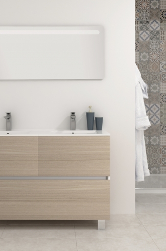 <p>
	Pack compuesto por mueble de baño realizado en material laminado, formado por dos puertas y un cajón inferior. Bisagras con cierre softclosing testadas a 80.000 ciclos regulables en los tres ejes. Colgadores a pared capaces de soportar hasta 30 Kg por colgador. Patas aluminio acabado cromo brillo. Cantos realizados en PVC de 1mm. Incluye lavabo cerámica y espejo con iluminación LED. Fabricado en España</p>
