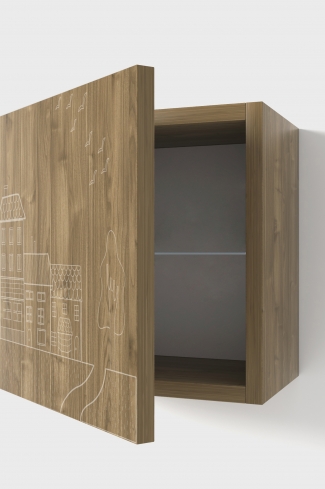 <p>
	Complemento de baño de 36x35 cm realizado en material estratificado con puerta decorada mediante técnica láser y cierre softclosing. Incluye un estante regulable en altura, de cristal templado, en el interior. Bisagras con cierre softclosing testadas a 80.000 ciclos regulables en los tres ejes. Colgadores a pared capaces de soportar hasta 30 Kg por colgador. Cantos realizados en PVC de 1mm. Fabricado en España.</p>
