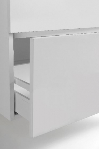 <p>
	Conjunto de mueble de baño realizado en material laminado color blanco de 19mm formado por dos cajones con sistema amortiguado suave . Lavabo en cristal templado de color negro, espejo e iluminación LED IP44-4,8W con driver interno y de color cromado incluidos.Grifo no incluido. Fabricado en España. </p>
