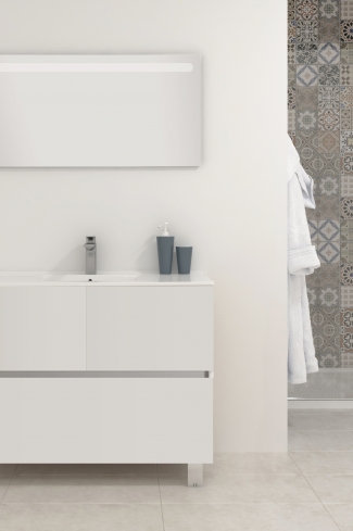 <p>
	Pack compuesto por mueble de baño realizado en material laminado, formado por dos puertas y un cajón inferior. Bisagras con cierre softclosing testadas a 80.000 ciclos regulables en los tres ejes. Colgadores a pared capaces de soportar hasta 30 Kg por colgador. Patas aluminio acabado cromo brillo. Cantos realizados en PVC de 1mm. Incluye lavabo cerámica y espejo con iluminación LED. Fabricado en España</p>
