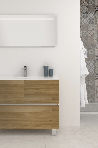 <p>
	Pack compuesto por mueble de baño realizado en material laminado, formado por dos puertas y un cajón inferior. Bisagras con cierre softclosing testadas a 80.000 ciclos regulables en los tres ejes. Colgadores a pared capaces de soportar hasta 30 Kg por colgador. Patas aluminio acabado cromo brillo. Cantos realizados en PVC de 1mm. Incluye lavabo cerámica y espejo con iluminación LED. Fabricado en España</p>
