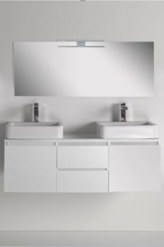 <p>
	Pack formado por mueble de 120 cm realizado en tablero de partículas laminado de 19 mm . Dos cajones y dos puertas de gran capacidad. Cajones y puertas con cierre soft-closing. Tirador integrado en el mueble. Lavabos cerámico sobreencimera de color blanco y  espejo liso de dimensiones 120x75cm con iluminación LED IP44-4,8W con driver interno y de color cromado. Fabricado en España.</p>
