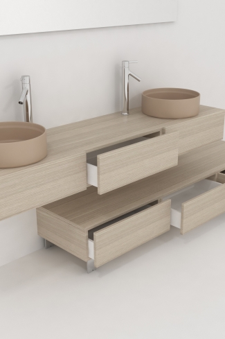 <p>
	Pack compuesto por dos muebles de baño realizados en tablero de partículas laminado de 19mm. Un mueble suspendido con un cajón con cierre suave y otro módulo con patas y tres cajones con cierre suave. Colgadores a pared capaces de soportar hasta 30 Kg por colgador. Cantos realizados en PVC de 1 mm. Dos lavabos sobreencimera a juego, espejo liso con foco iluminación LED de 100 cm de 9,6 W con 600 lumenes y temperatura de color de 6000 K LED incluidos. Fabricado en España. Grifo no incluido. </p>
