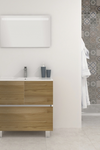 <p>
	Pack compuesto por mueble de baño realizado en material laminado, formado por dos puertas y un cajón inferior. Bisagras con cierre softclosing testadas a 80.000 ciclos regulables en los tres ejes. Colgadores a pared capaces de soportar hasta 30 Kg por colgador. Patas aluminio acabado cromo brillo. Cantos realizados en PVC de 1mm. Incluye lavabo cerámica y espejo con iluminación LED. Fabricado en España</p>
