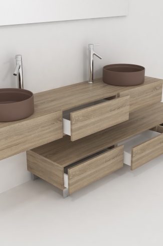 <p>
	Pack compuesto por dos muebles de baño realizados en tablero de partículas laminado de 19mm. Un mueble suspendido con un cajón con cierre suave y otro módulo con patas y tres cajones con cierre suave. Colgadores a pared capaces de soportar hasta 30 Kg por colgador. Cantos realizados en PVC de 1 mm. Dos lavabos sobreencimera a juego, espejo liso con foco iluminación LED de 100 cm de 9,6 W con 600 lumenes y temperatura de color de 6000 K LED incluidos. Fabricado en España. Grifo no incluido. </p>
