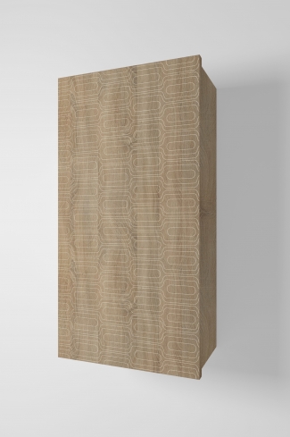 <p>
	Complemento de baño de 36x70 cm realizado en material laminado con puerta decorada mediante técnica láser y cierre softclosing. Incluye dos estantes regulables en altura, de cristal templado, en el interior. Bisagras con cierre softclosing testadas a 80.000 ciclos regulables en los tres ejes. Colgadores a pared capaces de soportar hasta 30 Kg por colgador. Cantos realizados en PVC de 1mm. Fabricado en España.</p>
