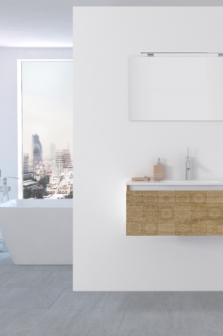 <p>
	Pack formado por mueble de 80 cm realizado en material laminado acabado madera con frontal decorado mediante técnica láser. Cajón totalmente extraible y cierre soft-closing. Incluye lavabo cerámico de color blanco, espejo y foco iluminación LED de 60cm. Fabricado en España.</p>
