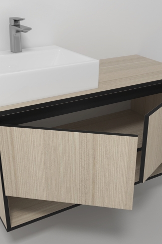 <p>
	Pack compuesto por mueble de baño realizado en material laminado, formado por dos puertas y un espacio decorativo inferior, cantos en negro. Bisagras con cierre softclosing testadas a 80.000 ciclos regulables en los tres ejes. Colgadores a pared capaces de soportar hasta 30 Kg por colgador. Cantos realizados en PVC de 1mm. Incluye lavabo sobreencimera, espejo y foco iluminación LED. Fabricado en España</p>
