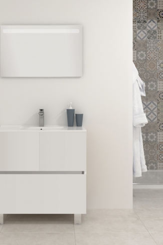 <p>
	Pack compuesto por mueble de baño realizado en material laminado, formado por dos puertas y un cajón inferior. Bisagras con cierre softclosing testadas a 80.000 ciclos regulables en los tres ejes. Colgadores a pared capaces de soportar hasta 30 Kg por colgador. Patas aluminio acabado cromo brillo. Cantos realizados en PVC de 1mm. Incluye lavabo cerámica y espejo con iluminación LED. Fabricado en España</p>
