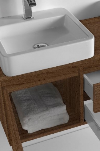 <p>
	Pack formado por mueble de 120 cm realizado en tablero de partículas laminado de 19 mm. Dos cajones y dos puertas de gran capacidad. Cajones y puertas con cierre soft-closing. Tirador integrado en el mueble. Lavabos cerámico sobreencimera de color blanco y  espejo liso de dimensiones 120x75cm con iluminación LED IP44-4,8W con driver interno y de color cromado. Fabricado en España.</p>
