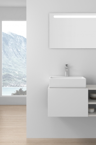 <p>
	Pack compuesto por mueble de baño realizado en material laminado, formado por dos puertas blanco mate y un espacio decorativo. Bisagras con cierre softclosing testadas a 80.000 ciclos regulables en los tres ejes. Colgadores a pared capaces de soportar hasta 30 Kg por colgador. Cantos realizados en PVC de 1mm. Incluye dos lavabos sobreencimera y espejo con iluminación LED. Fabricado en España</p>
