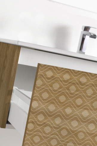 <p>
	Pack formado por mueble de 80 cm realizado en material laminado acabado madera con frontal decorado mediante técnica láser. Cajón totalmente extraible y cierre soft-closing. Incluye lavabo cerámico de color blanco, espejo y foco iluminación LED de 60cm. Fabricado en España.</p>
