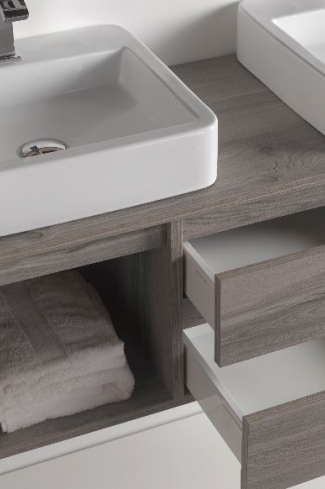<p>
	Pack formado por mueble de 120 cm realizado en tablero de partículas laminado de 19 mm. Dos cajones y dos puertas de gran capacidad. Cajones y puertas con cierre soft-closing. Tirador integrado en el mueble. Lavabos cerámico sobreencimera de color blanco y  espejo liso de dimensiones 120x75cm con iluminación LED IP44-4,8W con driver interno y de color cromado. Fabricado en España.</p>
