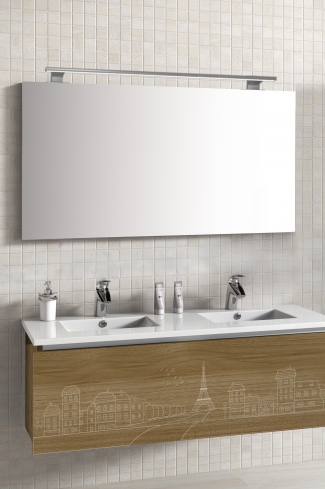 <p>
	Pack formado por mueble de 120 cm realizado en material laminado acabado madera con frontal decorado mediante técnica láser. Cajón totalmente extraible y cierre soft-closing. Incluye lavabo cerámico de color blanco, espejo liso  y un foco iluminación LED de 100cm. Fabricado en España.</p>
