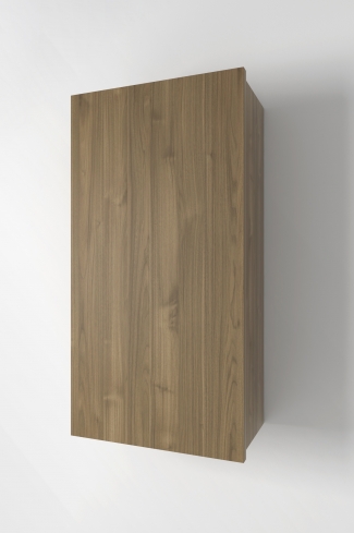 <p>
	Complemento de baño realizado en material laminado de 19 mm. Puerta con cierre softclosing. Estante interior incluido. Bisagras con cierre softclosing testadas a 80.000 ciclos regulables en los tres ejes. Colgadores a pared capaces de soportar hasta 30 Kg por colgador. Cantos realizados en PVC de 1 mm. Fabricado en España.</p>
