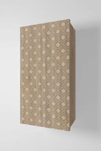 <p>
	Complemento de baño de 36x70 cm realizado en material laminado con puerta decorada mediante técnica láser y cierre softclosing. Incluye dos estantes regulables en altura, de cristal templado, en el interior. Bisagras con cierre softclosing testadas a 80.000 ciclos regulables en los tres ejes. Colgadores a pared capaces de soportar hasta 30 Kg por colgador. Cantos realizados en PVC de 1mm. Fabricado en España.</p>
