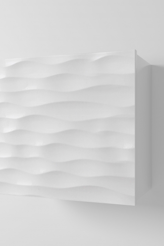 <p>
	Complemento de baño de 35x35 realizado en material DM con puerta mecanizada con relieve y acabado lacado alto brillo pulido. Incluye una estantería interior. Bisagras con cierre softclosing testadas a 80.000 ciclos regulables en los tres ejes. Colgadores a pared capaces de soportar hasta 30 Kg por colgador. Cantos realizados en PVC de 1 mm. Fabricado en España.Made in Spain</p>
