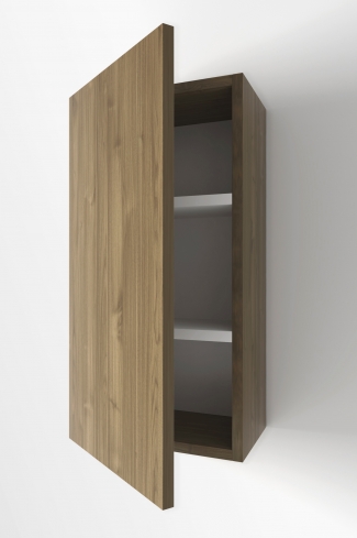 <p>
	Complemento de baño realizado en material laminado de 19 mm. Puerta con cierre softclosing. Estante interior incluido. Bisagras con cierre softclosing testadas a 80.000 ciclos regulables en los tres ejes. Colgadores a pared capaces de soportar hasta 30 Kg por colgador. Cantos realizados en PVC de 1 mm. Fabricado en España.</p>

