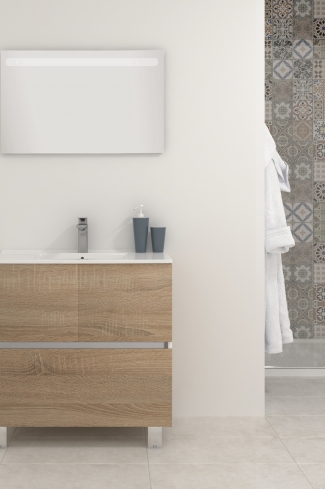 <p>
	Pack compuesto por mueble de baño realizado en material laminado, formado por dos puertas y un cajón inferior. Bisagras con cierre softclosing testadas a 80.000 ciclos regulables en los tres ejes. Colgadores a pared capaces de soportar hasta 30 Kg por colgador. Patas aluminio acabado cromo brillo. Cantos realizados en PVC de 1mm. Incluye lavabo cerámica y espejo con iluminación LED. Fabricado en España</p>

