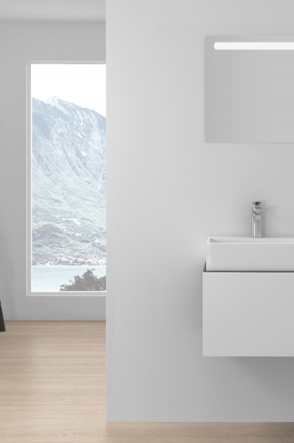 <p>
	Pack compuesto por mueble de baño realizado en material laminado, formado por una puerta blanco mate y un espacio decorativo. Bisagras con cierre softclosing testadas a 80.000 ciclos regulables en los tres ejes. Colgadores a pared capaces de soportar hasta 30 Kg por colgador. Cantos realizados en PVC de 1mm. Incluye lavabo sobreencimera y espejo con iluminación LED. Fabricado en España</p>
