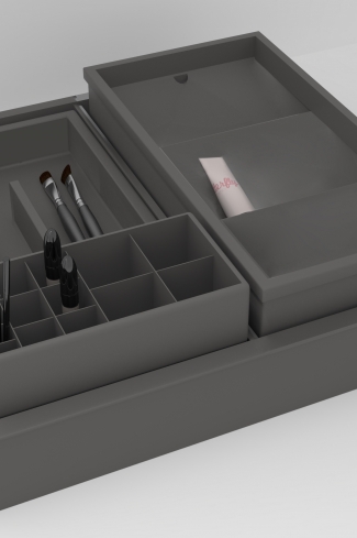 <p>
	Set organizador para cajones compuesto por una bandeja equipada con un soporte para cométicos, una bandeja multifunción y una caja de almacenaje. </p>
