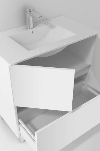 <p>
	Pack compuesto por mueble de baño realizado en material laminado, formado por dos puertas y un cajón inferior. Bisagras con cierre softclosing testadas a 80.000 ciclos regulables en los tres ejes. Colgadores a pared capaces de soportar hasta 30 Kg por colgador. Patas aluminio acabado cromo brillo. Cantos realizados en PVC de 1mm. Incluye lavabo cerámica y espejo con iluminación LED. Fabricado en España</p>
