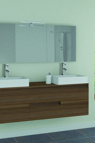 <p>
	Pack formado por mueble de 120 cm realizado en tablero de partículas laminado de 19 mm. Dos cajones y dos puertas de gran capacidad. Cajones y puertas con cierre soft-closing. Tirador integrado en el mueble. Lavabos cerámico sobreencimera de color blanco y  espejo liso de dimensiones 120x75cm con iluminación LED IP44-4,8W con driver interno y de color cromado. Fabricado en España.</p>
