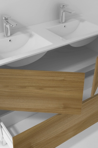 <p>
	Pack compuesto por mueble de baño realizado en material laminado, formado por dos puertas y un cajón inferior. Bisagras con cierre softclosing testadas a 80.000 ciclos regulables en los tres ejes. Colgadores a pared capaces de soportar hasta 30 Kg por colgador. Patas aluminio acabado cromo brillo. Cantos realizados en PVC de 1mm. Incluye lavabo cerámica y espejo con iluminación LED. Fabricado en España</p>
