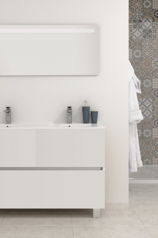 <p>
	Pack compuesto por mueble de baño realizado en material laminado, formado por dos puertas y un cajón inferior. Bisagras con cierre softclosing testadas a 80.000 ciclos regulables en los tres ejes. Colgadores a pared capaces de soportar hasta 30 Kg por colgador. Patas aluminio acabado cromo brillo. Cantos realizados en PVC de 1mm. Incluye lavabo cerámica y espejo con iluminación LED. Fabricado en España</p>
