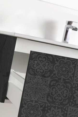 <p>
	Pack formado por mueble de 100 cm realizado en material laminado con frontal decorado mediante técnica láser. Cajón totalmente extraible y cierre soft-closing. Incluye lavabo cerámico de color blanco, espejo y foco iluminación LED de 80cm. Fabricado en España.</p>
