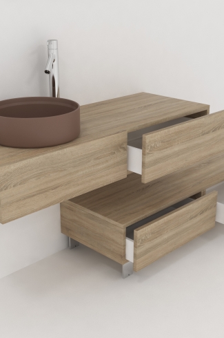 <p>
	Pack compuesto por dos muebles de baño realizados en tablero de partículas laminado de 19mm. Un mueble suspendido con un cajón con cierre suave y otro módulo con patas y dos cajones con cierre suave. Colgadores a pared capaces de soportar hasta 30 Kg por colgador. Cantos realizados en PVC de 1 mm. Lavabo sobreencimera a juego, espejo liso con foco iluminación LED de 100 cm de 9,6 W con 600 lumenes y temperatura de color de 6000 K LED incluidos. Fabricado en España. Grifo no incluido. </p>
