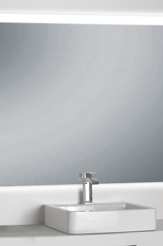 <div>
	Espejo de baño con marco  4 lados en termoplastico de 22mm blanco. Espejo al aire. Aplicación barniz de seguridad contra rotura cristal. Tira led 9,6W/m IP65 - 5500ºk</div>
<div>
	Colgadores e instruciones incluidos dentro del embalaje. Con sistema antivaho y sensor de movimiento para el encendido de la luz.</div>
