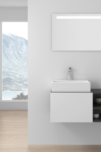 <p>
	Pack compuesto por mueble de baño realizado en material laminado, formado por dos puertas blanco mate y un espacio decorativo. Bisagras con cierre softclosing testadas a 80.000 ciclos regulables en los tres ejes. Colgadores a pared capaces de soportar hasta 30 Kg por colgador. Cantos realizados en PVC de 1mm. Incluye dos lavabos sobreencimera y espejo con iluminación LED. Fabricado en España</p>
