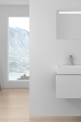 <p>
	Pack compuesto por mueble de baño realizado en material laminado, formado por una puerta blanco mate y un espacio decorativo. Bisagras con cierre softclosing testadas a 80.000 ciclos regulables en los tres ejes. Colgadores a pared capaces de soportar hasta 30 Kg por colgador. Cantos realizados en PVC de 1mm. Incluye lavabo sobreencimera y espejo con iluminación LED. Fabricado en España</p>
