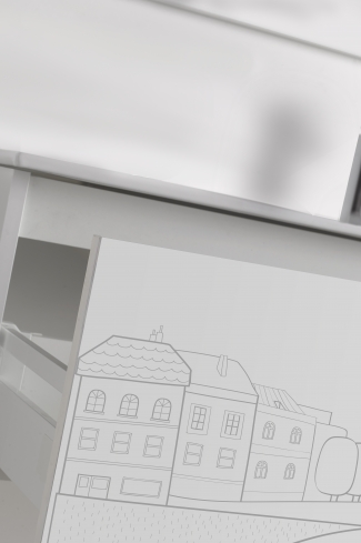<p>
	Pack formado por mueble de 90 cm realizado en material estratificado alto brillo con frontal decorado mediante técnica láser. Cajón totalmente extraible y cierre soft-closing. Incluye lavabo cerámico de color blanco, espejo liso  y un foco iluminación LED de 80cm. Fabricado en España.</p>

