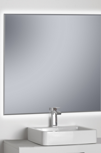 <div>
	Espejo de baño con marco  4 lados en termoplastico de 22 mm blanco. Espejo al aire. Aplicación barniz de seguridad contra rotura cristal. Tira led 9,6W/m IP65 - 5500ºk</div>
<div>
	Colgadores e instruciones incluidos dentro del embalaje. Con sistema antivaho y sensor de movimiento para el encendido de la luz.</div>
