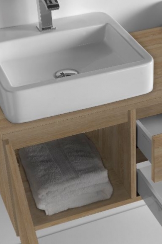<p>
	Pack formado por mueble de 120 cm realizado en tablero de partículas laminado de 19 mm. Dos cajones y dos puertas de gran capacidad. Cajones y puertas con cierre soft-closing. Tirador integrado en el mueble. Lavabos cerámico sobreencimera de color blanco y  espejo liso de dimensiones 120x75cm con iluminación LED IP44-4,8W con driver interno y de color cromado. Fabricado en España.</p>
