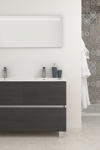 <p>
	Pack compuesto por mueble de baño realizado en material laminado, formado por dos puertas y un cajón inferior. Bisagras con cierre softclosing testadas a 80.000 ciclos regulables en los tres ejes. Colgadores a pared capaces de soportar hasta 30 Kg por colgador. Patas aluminio acabado cromo brillo. Cantos realizados en PVC de 1mm. Incluye lavabo cerámica y espejo con iluminación LED. Fabricado en España</p>
