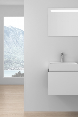 <p>
	Pack compuesto por mueble de baño realizado en material laminado, formado por una puerta blanco mate y un espacio decorativo. Bisagras con cierre softclosing testadas a 80.000 ciclos regulables en los tres ejes. Colgadores a pared capaces de soportar hasta 30 Kg por colgador. Cantos realizados en PVC de 1mm. Incluye lavabo sobreencimera y espejo con iluminación LED. Fabricado en España</p>
