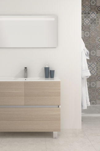 <p>
	Pack compuesto por mueble de baño realizado en material laminado, formado por dos puertas y un cajón inferior. Bisagras con cierre softclosing testadas a 80.000 ciclos regulables en los tres ejes. Colgadores a pared capaces de soportar hasta 30 Kg por colgador. Patas aluminio acabado cromo brillo. Cantos realizados en PVC de 1mm. Incluye lavabo cerámica y espejo con iluminación LED. Fabricado en España</p>

