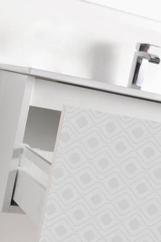 <p>
	Pack formado por mueble de 100 cm realizado en material estratificado alto brillo con frontal decorado mediante técnica láser. Cajón totalmente extraible y cierre soft-closing. Incluye lavabo cerámico de color blanco, espejo y foco iluminación LED de 80cm. Fabricado en España.</p>
