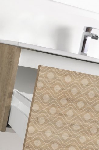 <p>
	Pack formado por mueble de 80 cm realizado en material laminado acabado madera con frontal decorado mediante técnica láser. Cajón totalmente extraible y cierre soft-closing. Incluye lavabo cerámico de color blanco, espejo y foco iluminación LED de 60cm. Fabricado en España.</p>
