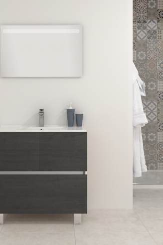 <p>
	Pack compuesto por mueble de baño realizado en material laminado, formado por dos puertas y un cajón inferior. Bisagras con cierre softclosing testadas a 80.000 ciclos regulables en los tres ejes. Colgadores a pared capaces de soportar hasta 30 Kg por colgador. Patas aluminio acabado cromo brillo. Cantos realizados en PVC de 1mm. Incluye lavabo cerámica y espejo con iluminación LED. Fabricado en España</p>
