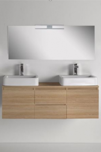 <p>
	Pack formado por mueble de 120 cm realizado en tablero de partículas laminado de 19 mm. Dos cajones y dos puertas de gran capacidad. Cajones y puertas con cierre soft-closing. Tirador integrado en el mueble. Lavabos cerámico sobreencimera de color blanco y  espejo liso de dimensiones 120x75cm con iluminación LED IP44-4,8W con driver interno y de color cromado. Fabricado en España.</p>
