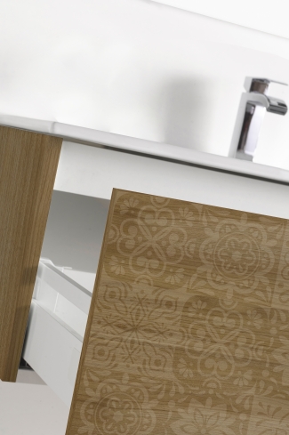 <p>
	Pack formado por mueble de 80 cm realizado en material laminado acabado madera con frontal decorado mediante técnica láser. Cajón totalmente extraible y cierre soft-closing. Incluye lavabo cerámico de color blanco, espejo y foco iluminación LED de 60cm. Fabricado en España.</p>
