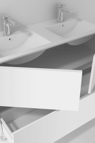 <p>
	Pack compuesto por mueble de baño realizado en material laminado, formado por dos puertas y un cajón inferior. Bisagras con cierre softclosing testadas a 80.000 ciclos regulables en los tres ejes. Colgadores a pared capaces de soportar hasta 30 Kg por colgador. Patas aluminio acabado cromo brillo. Cantos realizados en PVC de 1mm. Incluye lavabo cerámica y espejo con iluminación LED. Fabricado en España</p>
