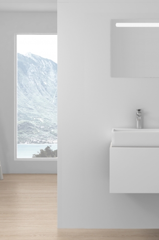<p>
	Pack compuesto por mueble de baño realizado en material laminado, formado por una puerta blanco mate y un espacio decorativo. Bisagras con cierre softclosing testadas a 80.000 ciclos regulables en los tres ejes. Colgadores a pared capaces de soportar hasta 30 Kg por colgador. Cantos realizados en PVC de 1mm. Incluye lavabo sobreencimera y espejo con iluminación LED. Fabricado en España</p>
